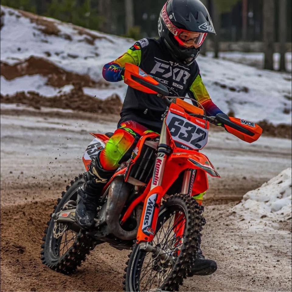 Melker Hörnskog med startnummer 632 i en kurva på motocrossbanan